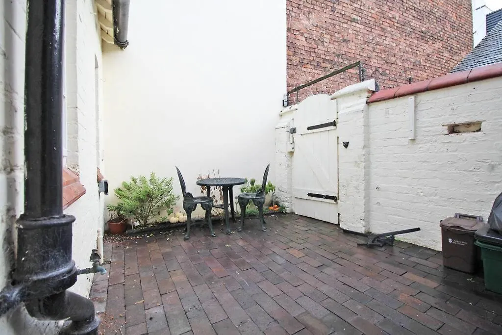 In The Heart Of Chester, Historical & Stylish Apartment