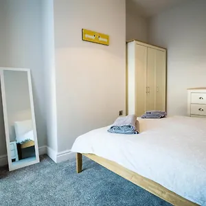 Spacious, Modern 4 Bed House Close To City Centre Chester